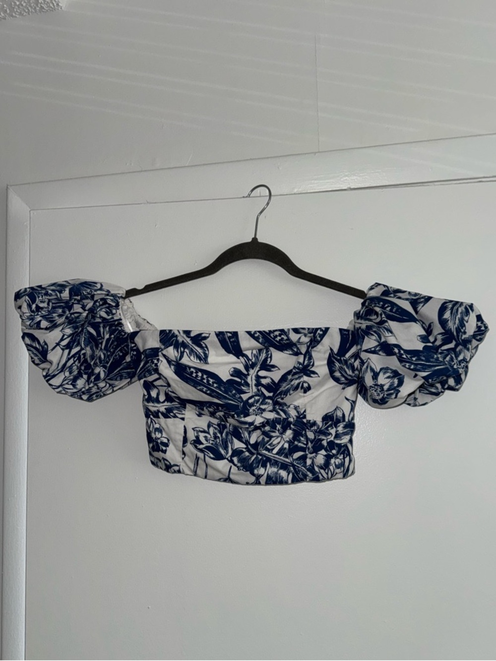 Abercrombie & Fitch White Crop Top with Navy Floral Print